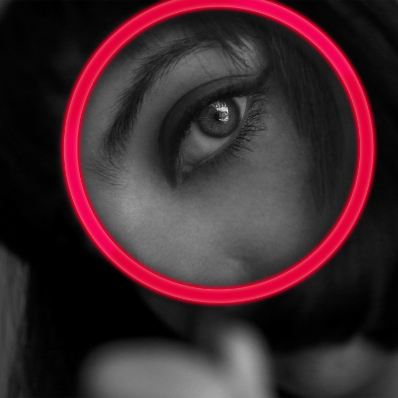 Eine Frau schaut durch einen roten Kreis.