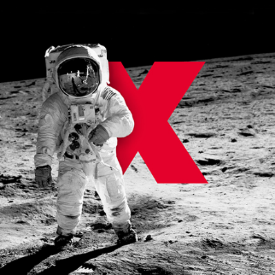 Ein Astronaut steht auf dem Mond mit einem roten X im Hintergrund.