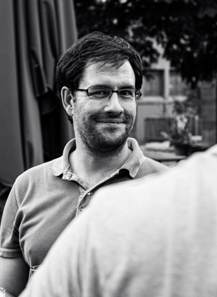 Schwarz-Weiß-Foto eines BCxP-Mitarbeiters mit Brille.