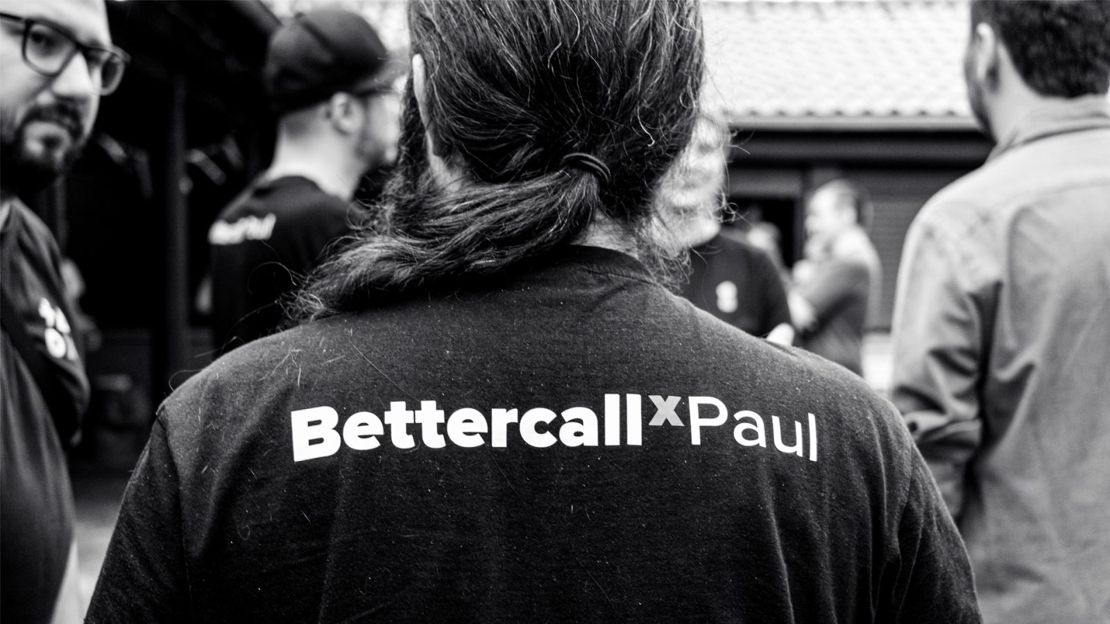 Der Rücken eines BCxP-Mitarbeiters ist zu sehen, er trägt ein T-Shirt mit der Aufschrift „BettercallPaul“.