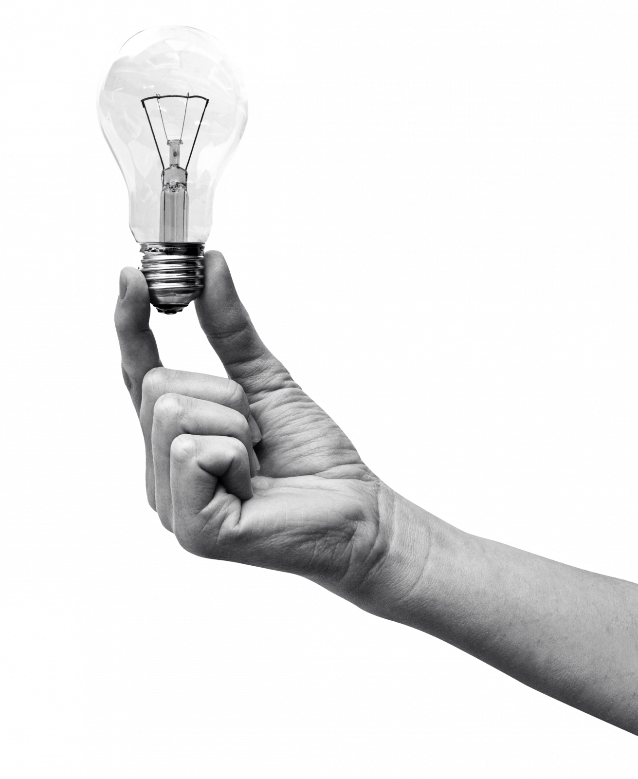 Eine Hand hält eine Glühbirne auf weißem Hintergrund.