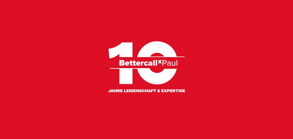 Ein roter Hintergrund mit einem Logo mit der Aufschrift 10 Jahre BettercallPaul. 10 Jahre Leidernschaft und Expertise.