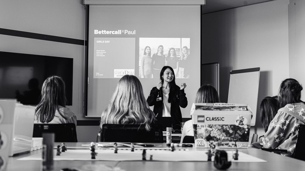 Eine BCxP-Mitarbeiterin hält einen Vortrag vor einer Gruppe von Mädchen in einem Konferenzraum.