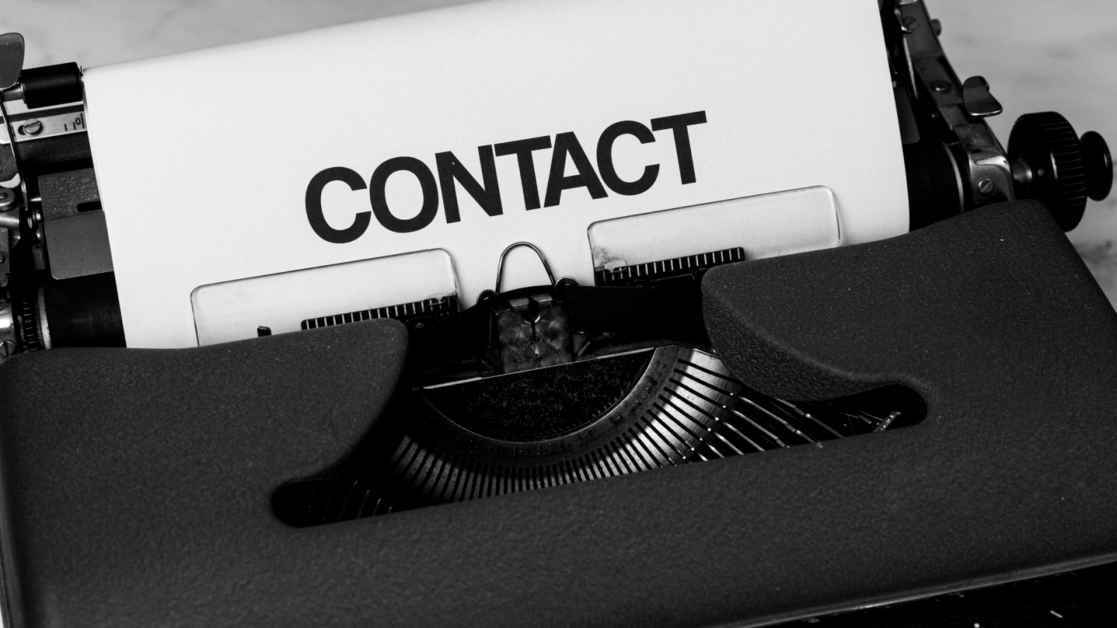 Eine Schreibmaschine mit einem Blatt Papier, auf dem das Wort