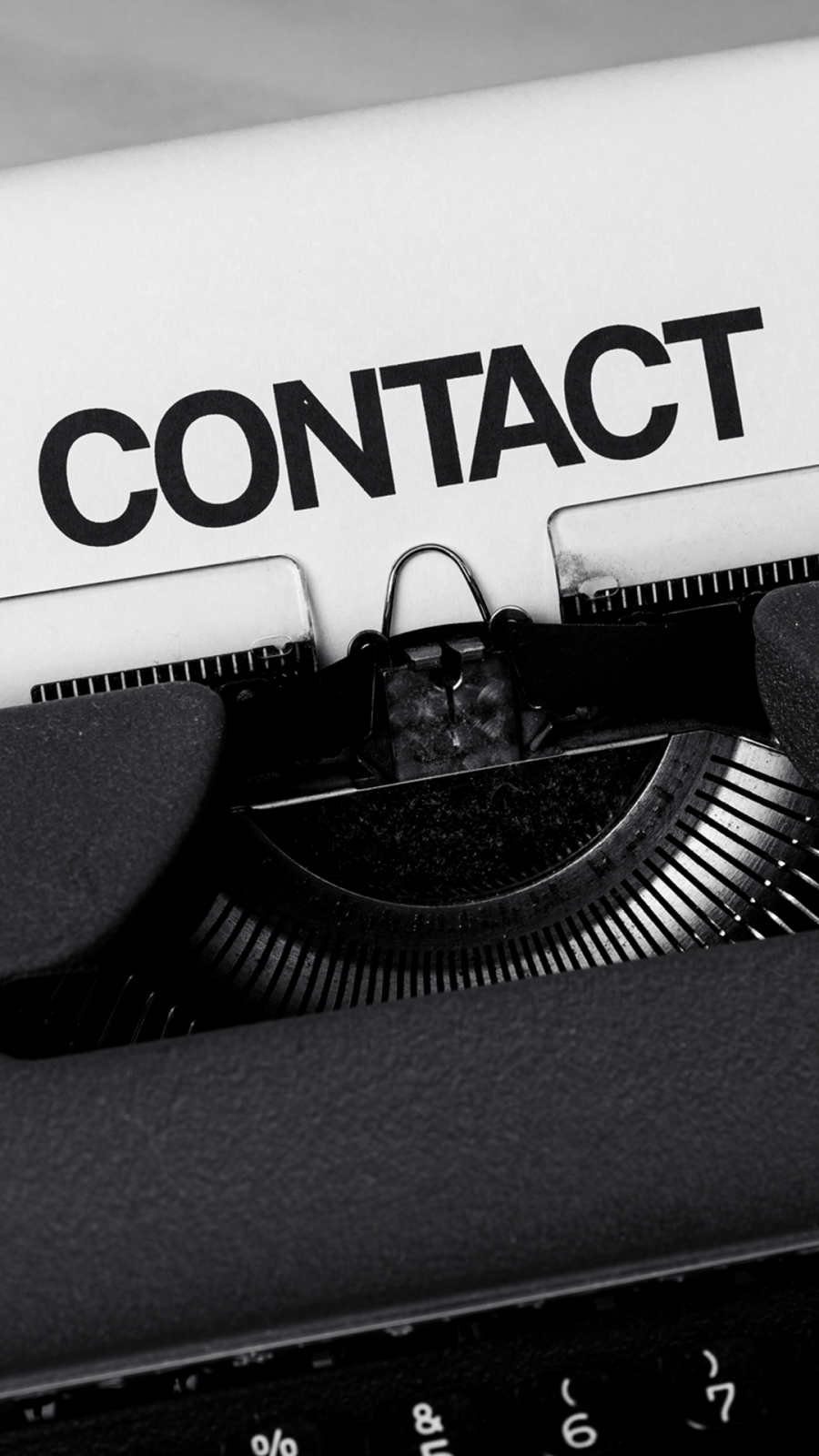 Nahaufnahme einer Schreibmaschine mit einem Blatt Papier, auf dem das Wort