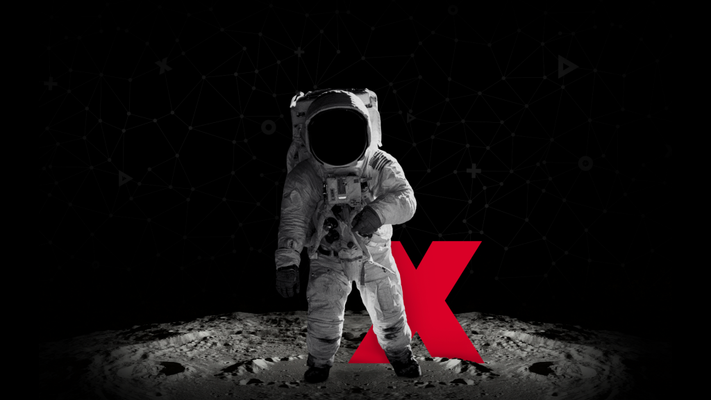 Ein Astronaut steht auf der Mondoberfläche, hinter ihm ein großes rotes 